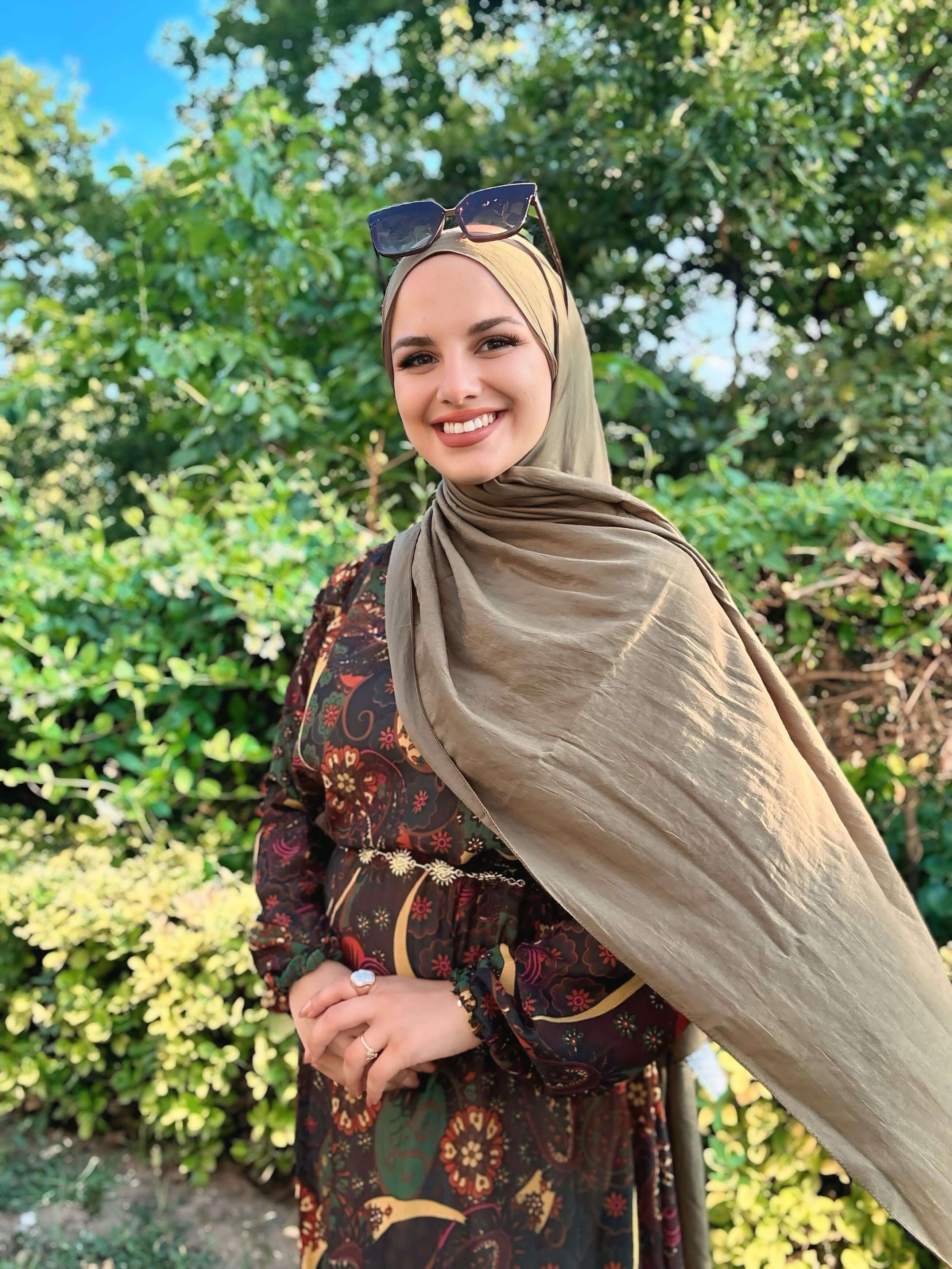 Modal Şal Koyu Haki rengiyle doğal tonlarda zarif stil