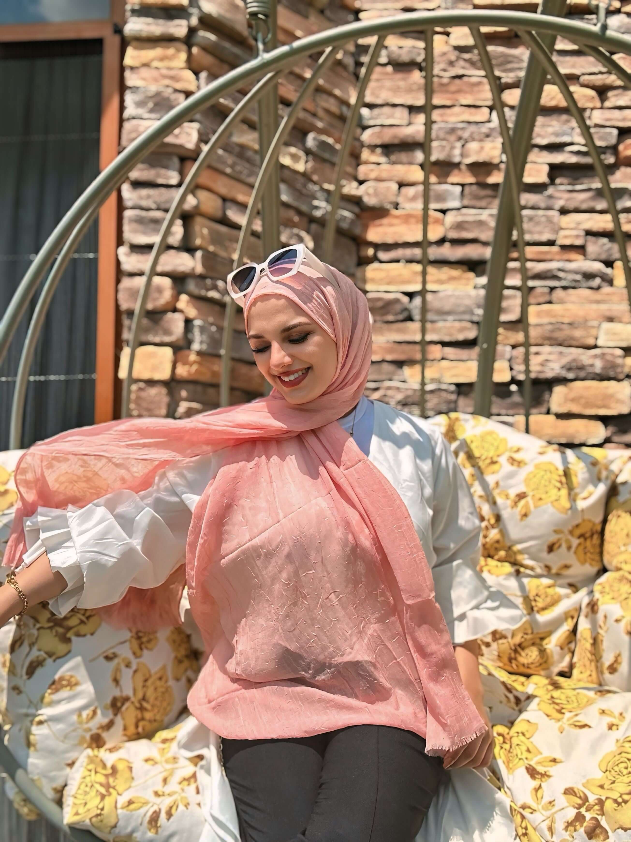 Pembe tonlarında hafif ve yumuşak dokulu Modal Kraş Şal detaylı görünüm