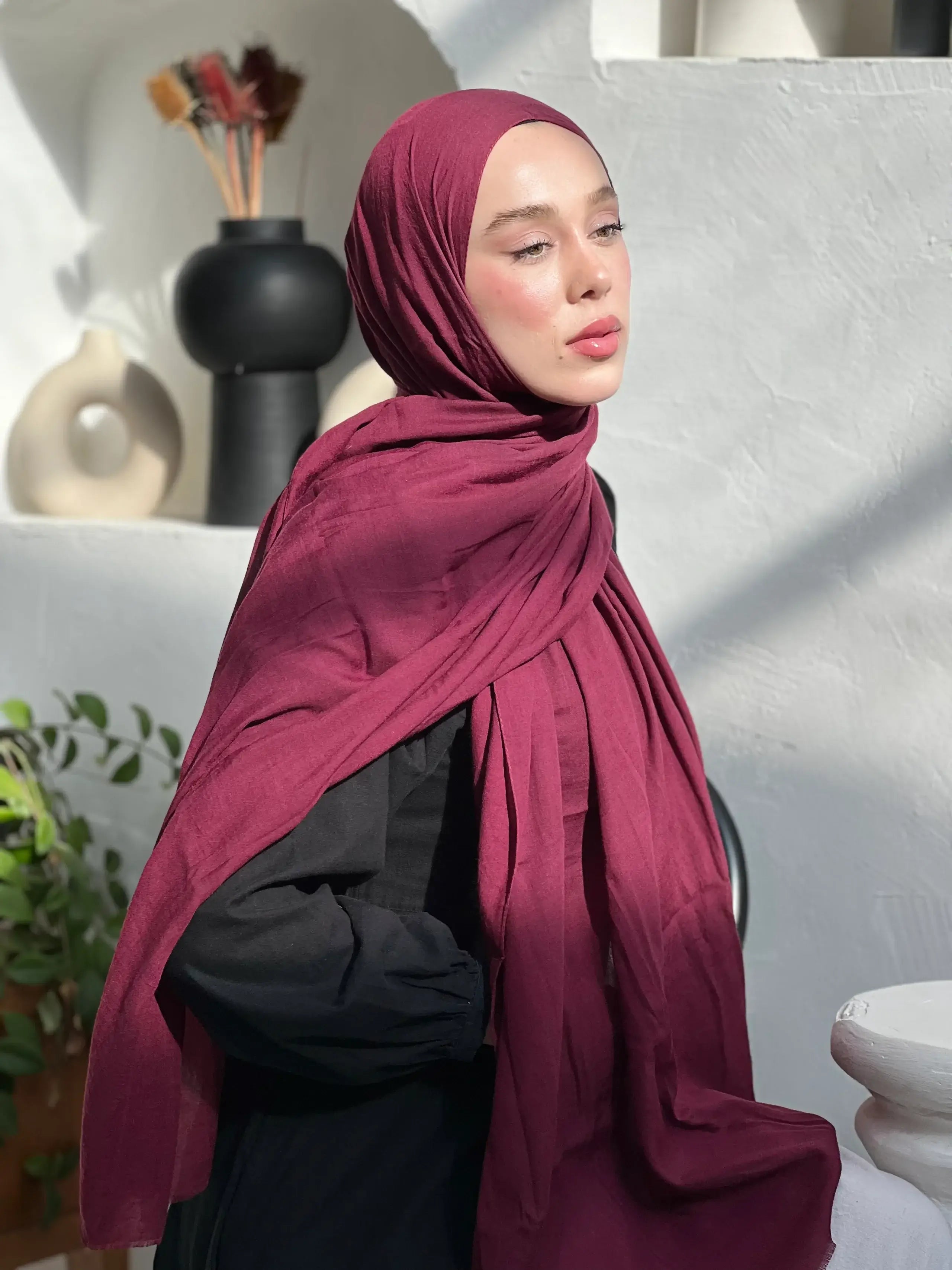 Neo Pamuk Şal Vişne rengiyle zengin ve etkileyici kombin