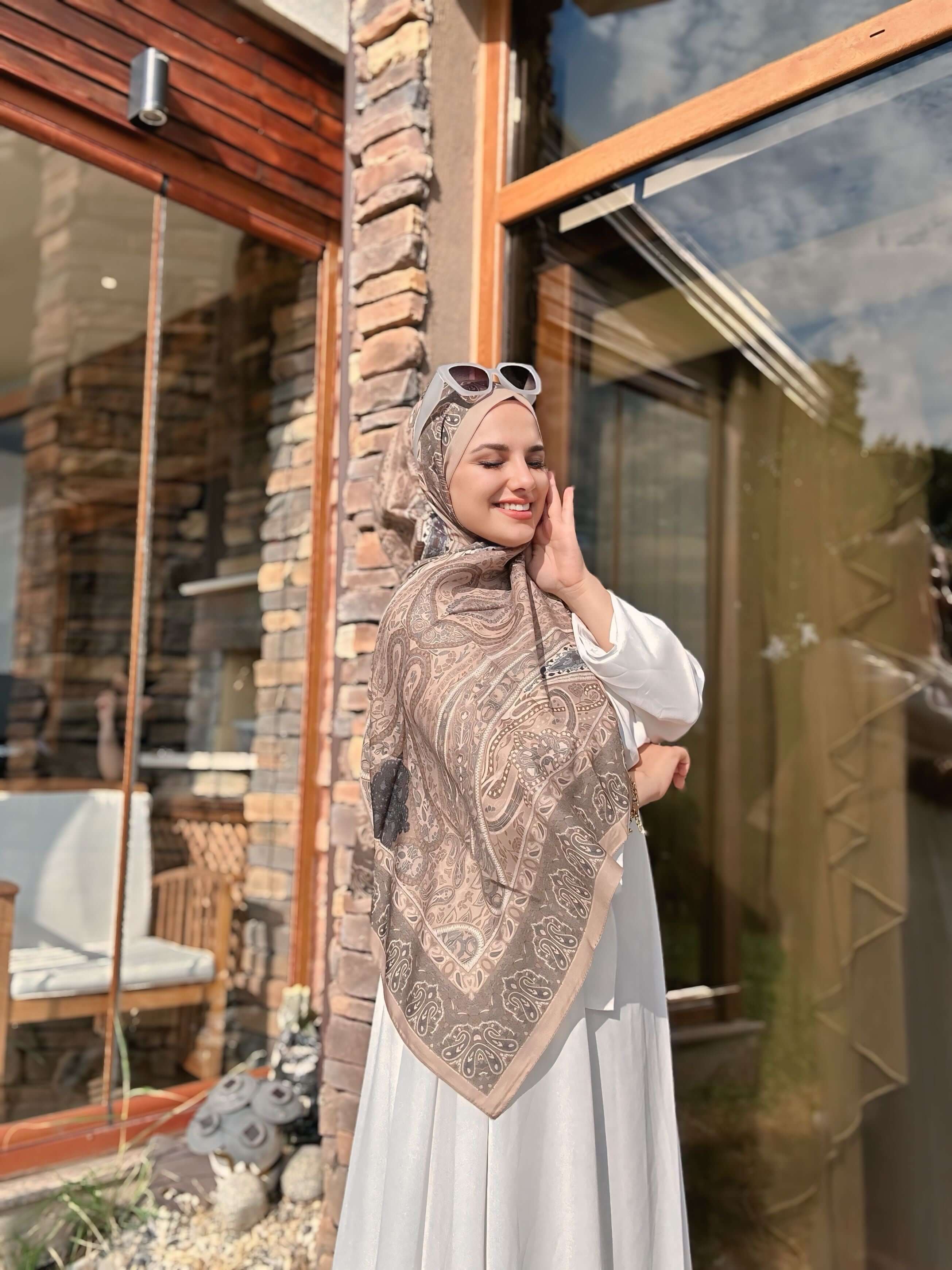 Bej tonlarında yumuşak dokulu Vela Desen Soft Şal detaylı görünüm