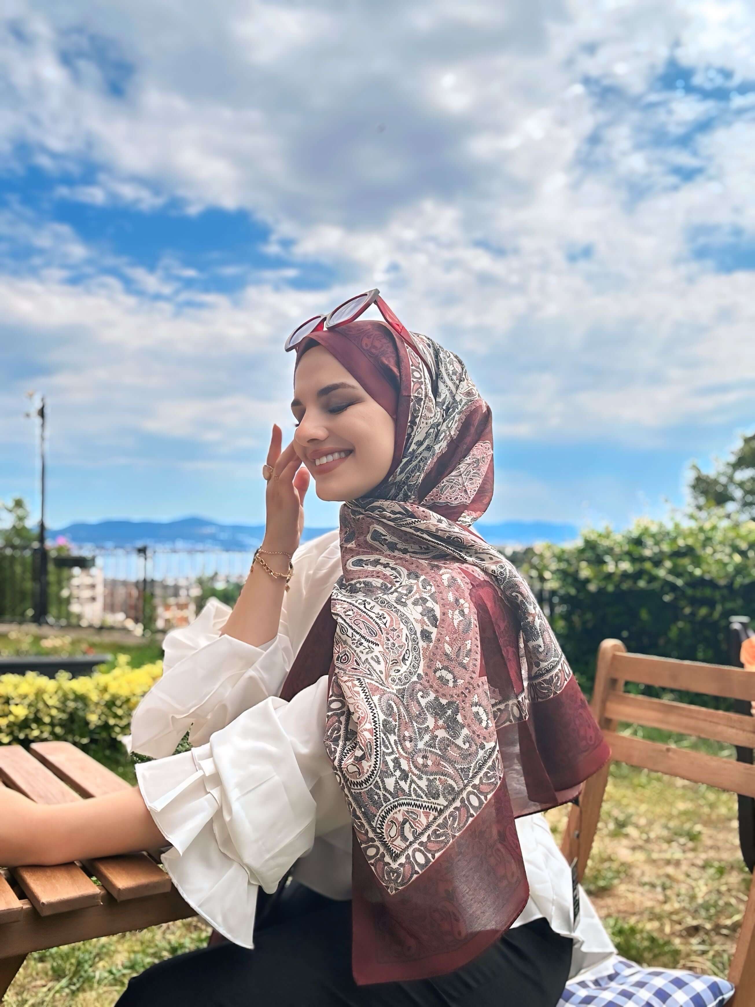 Bordo tonlarında yumuşak dokulu Vela Desen Soft Şal detaylı görünüm