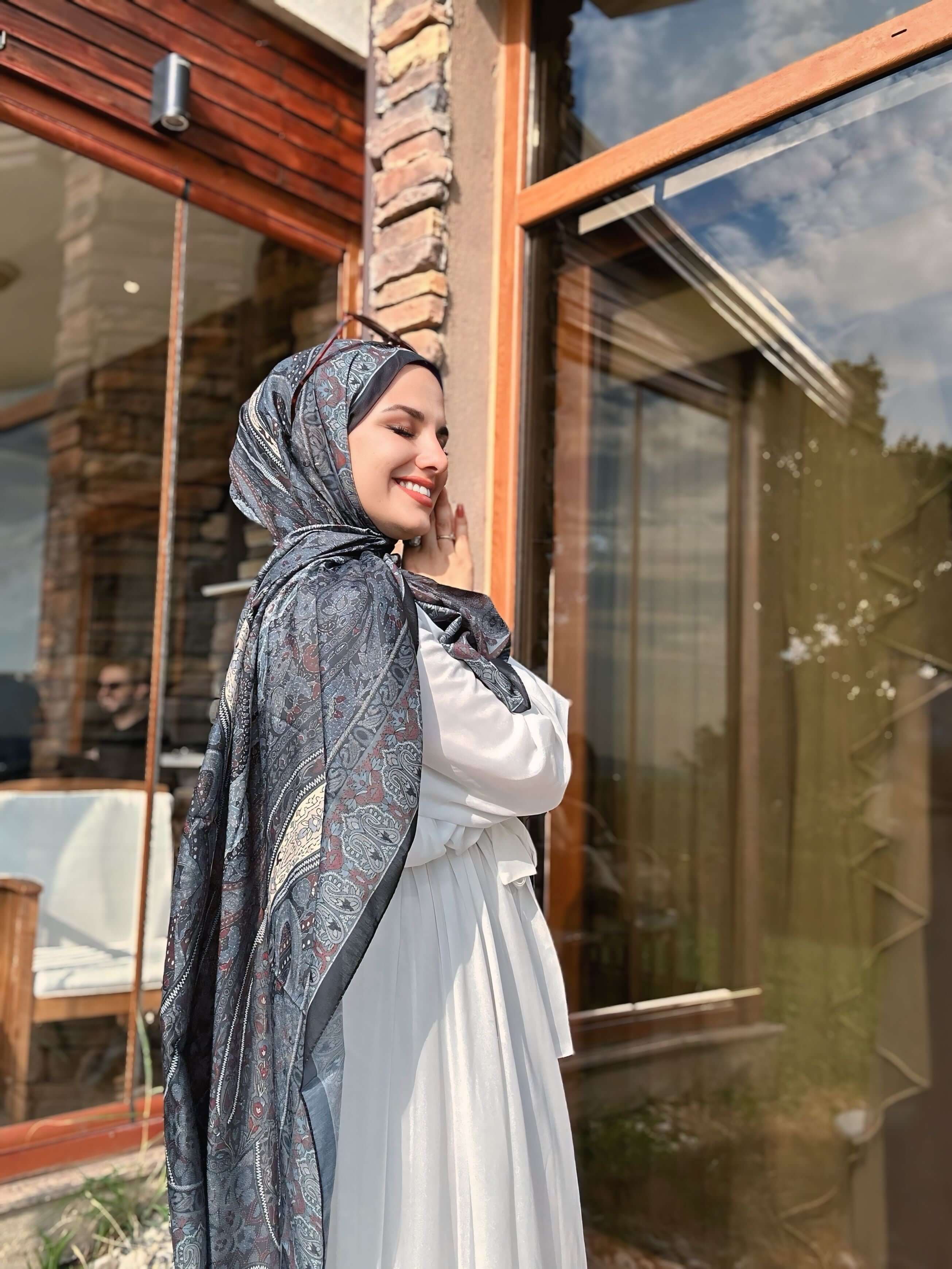 Vela Desen Soft Şal Siyah ile klasik ve zamansız şıklık