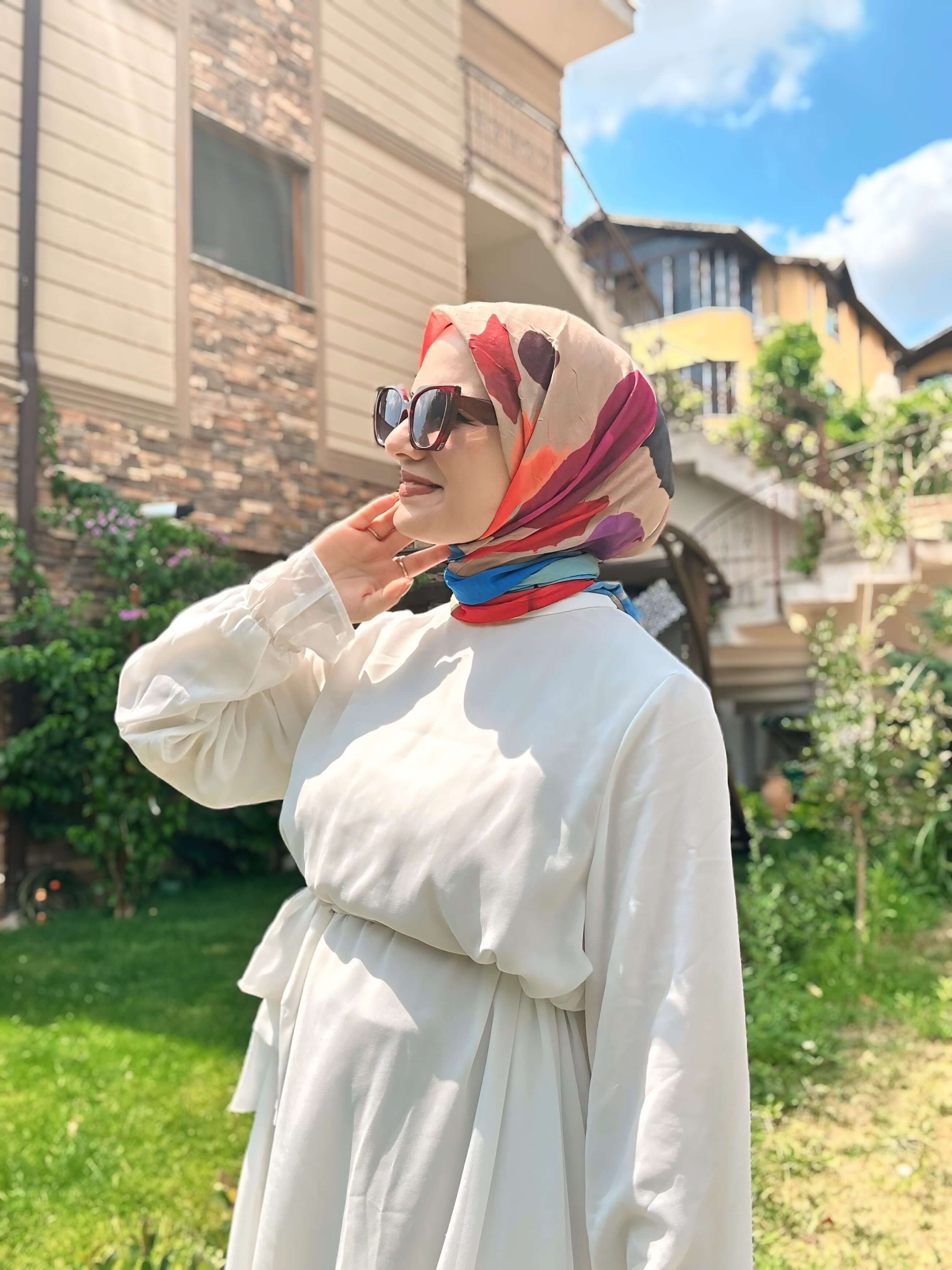 Modern şıklık sunan Bej Kırmızı Palet Desen Bambu Eşarp yakın plan