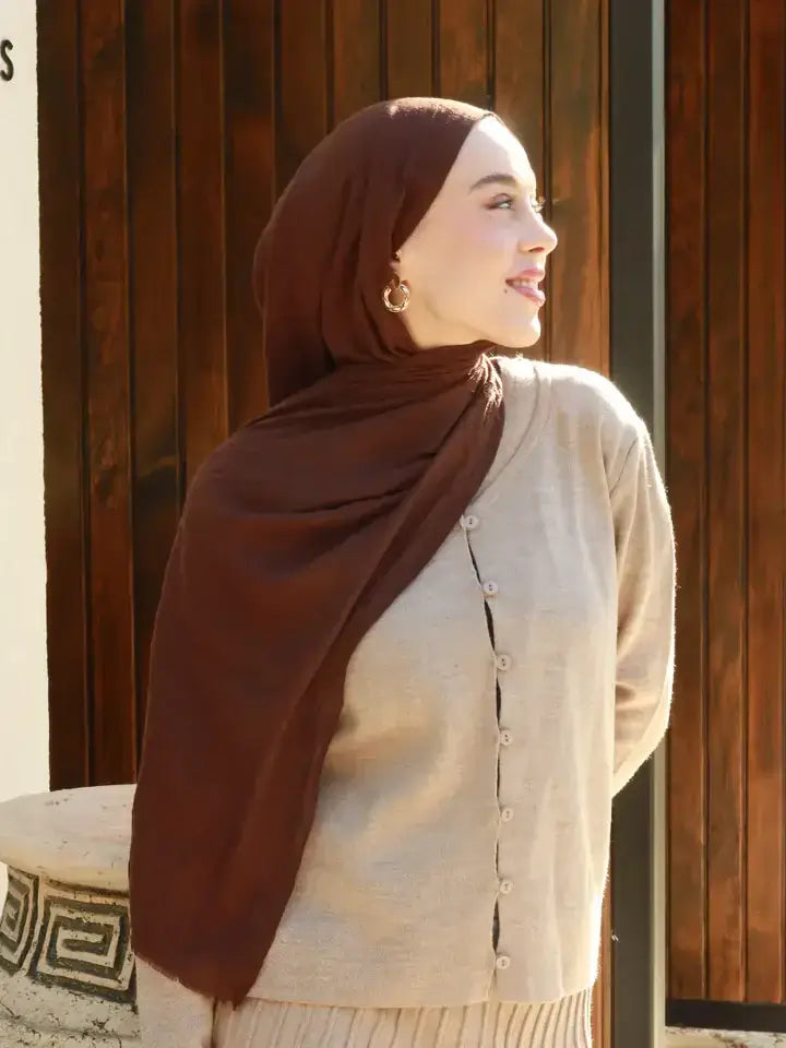 Acı kahve tonlarında hafif ve yumuşak dokulu Modal Kraş Şal detaylı görünüm
