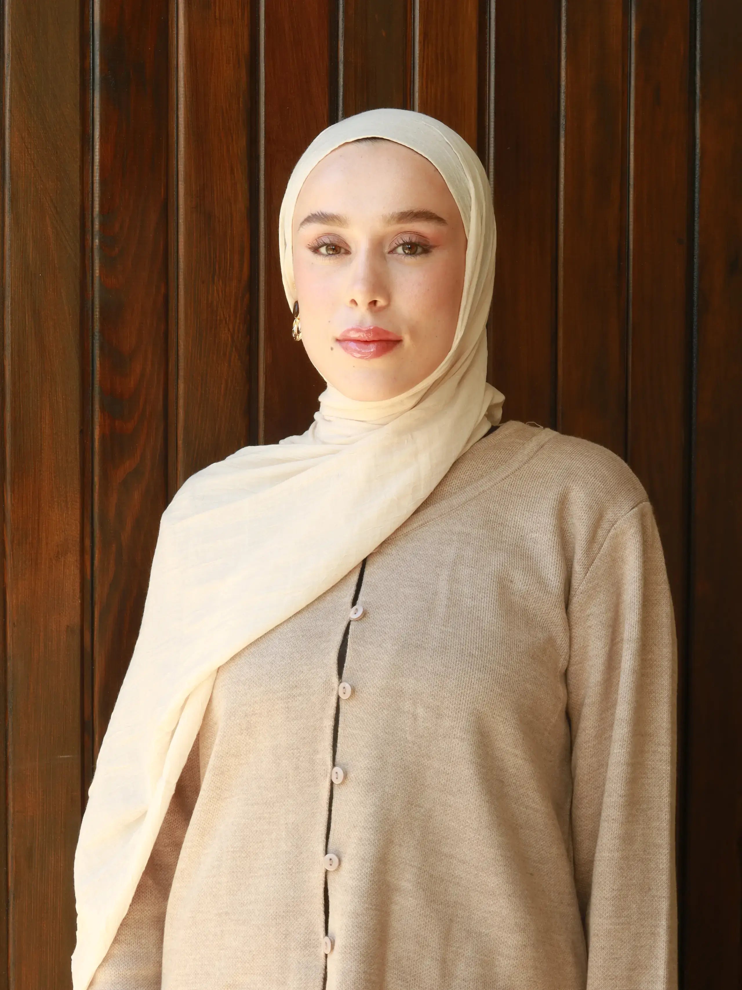 Modal Kraş Şal Bej ile sade ve zamansız şıklık