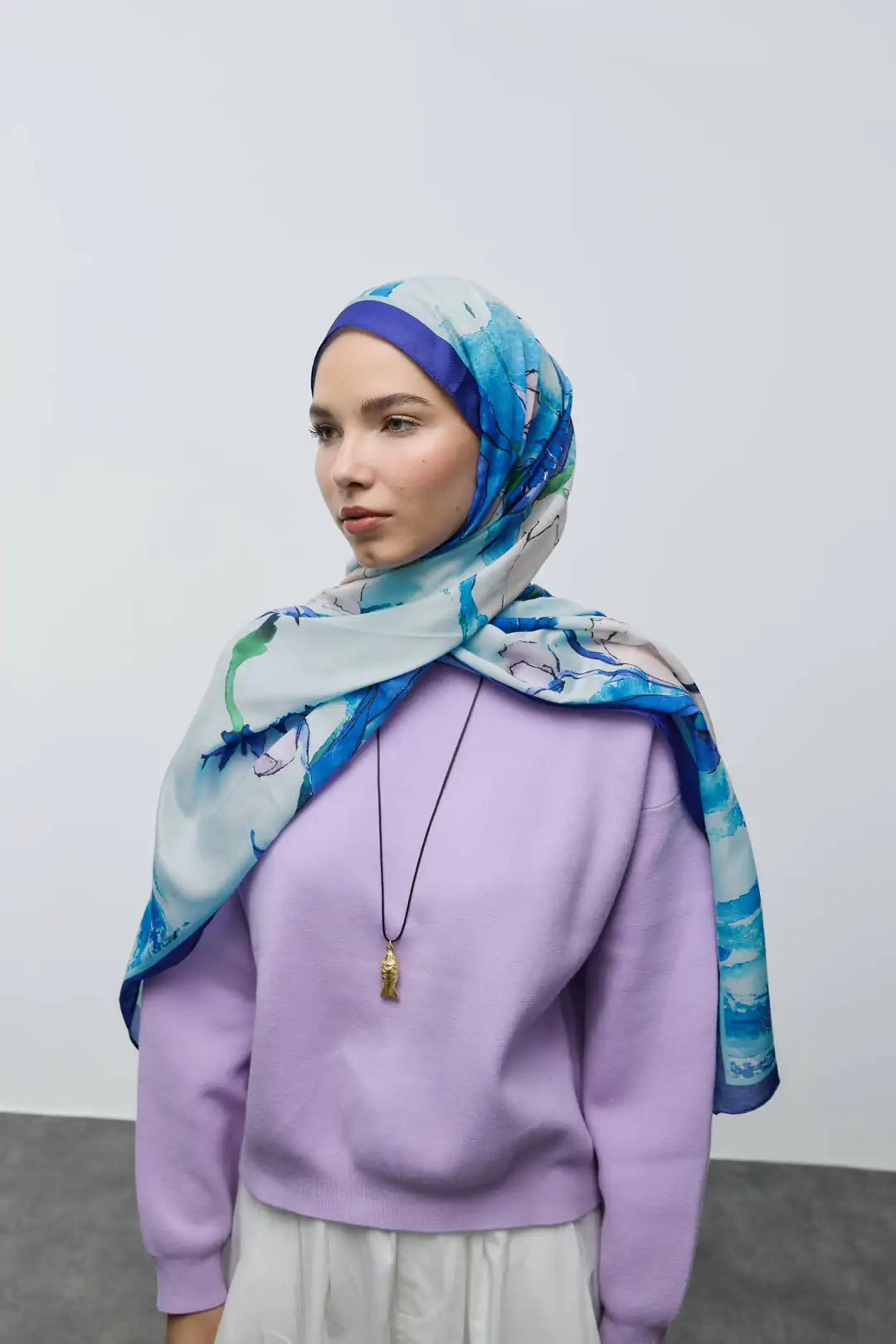 Pamuk Şal Nileya Desen Saks Mavisi model üzerinde dökümlü duruş