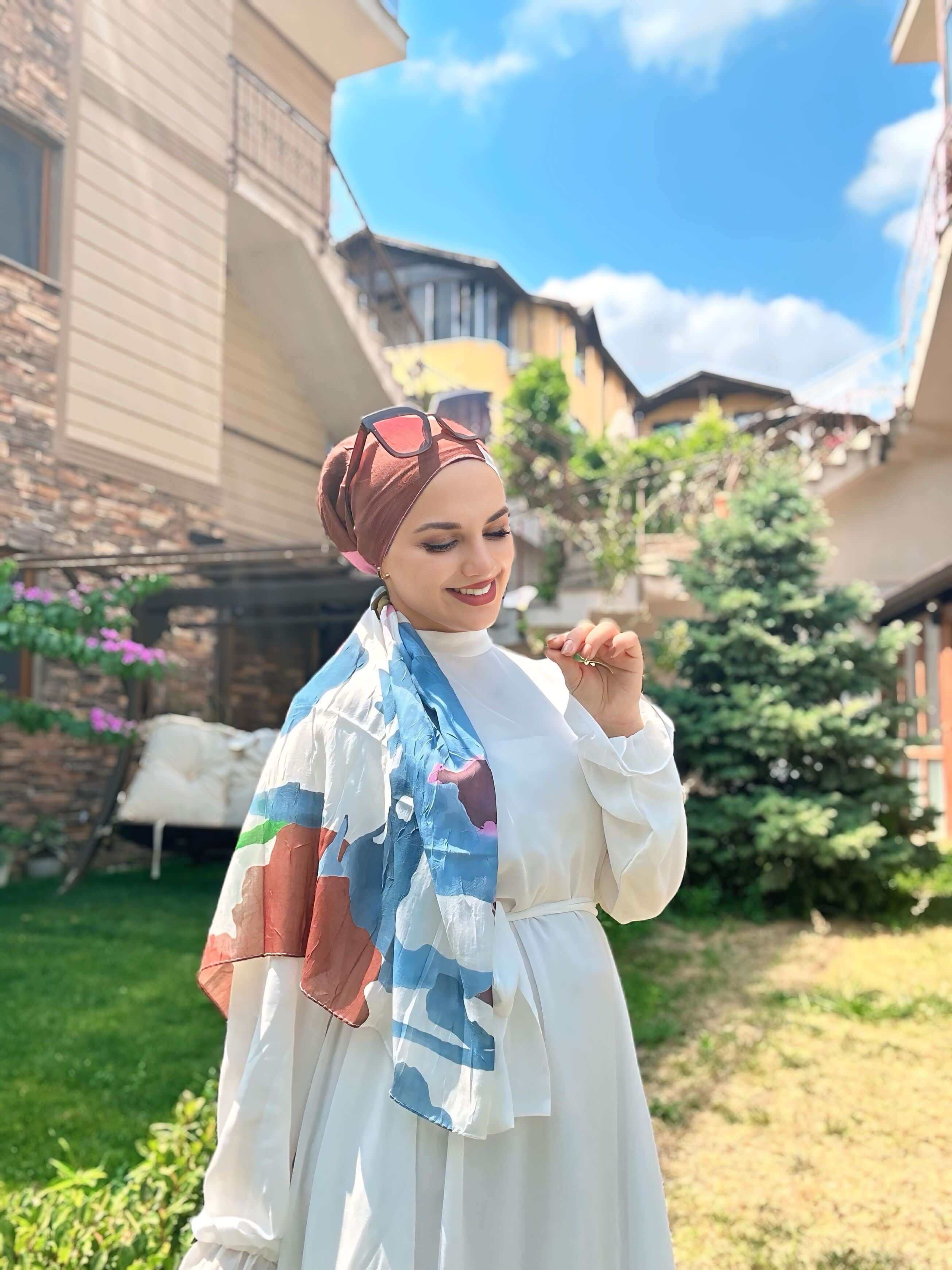 Beyaz ve kahverengi tonlarında bambu dokulu Palet Desen Eşarp detaylı görünüm
