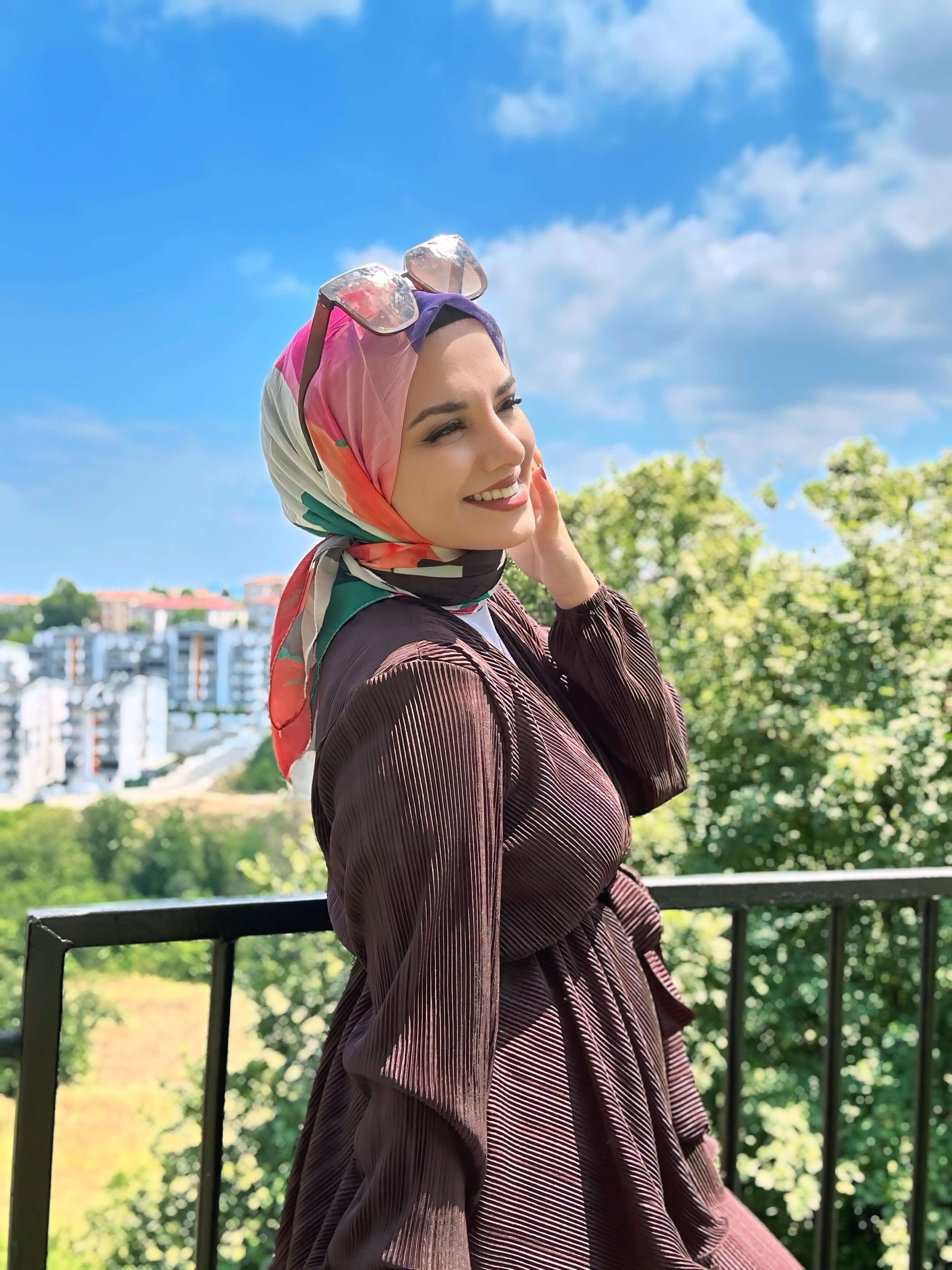 Beyaz ve siyah tonlarında bambu dokulu Palet Desen Eşarp detaylı görünüm
