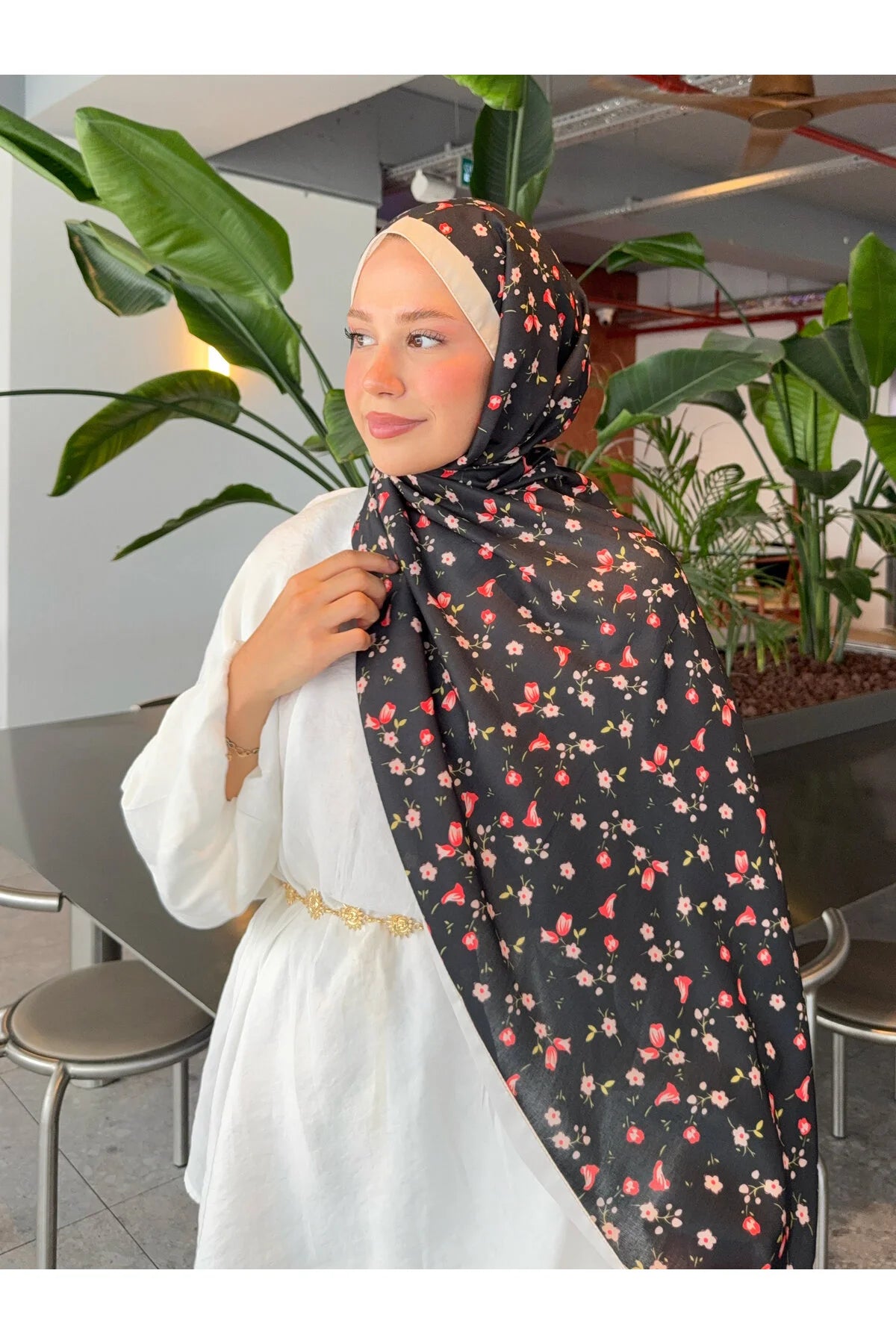 Retro desenli pamuk şal yandan görünüm ve desen detayı