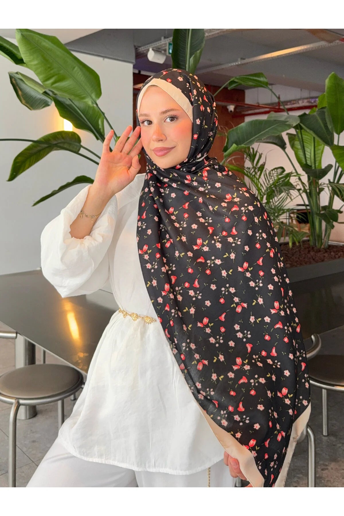 Retro desenli pamuk şal siyah kırmızı çiçekli ilham serisi ana görsel