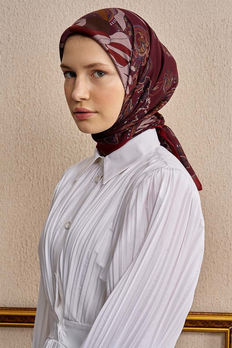 “Moda Nûda Vision Art Collection Flare ipek eşarp – bordo zemin üzerinde floral ve paisley desenli kare tasarım”