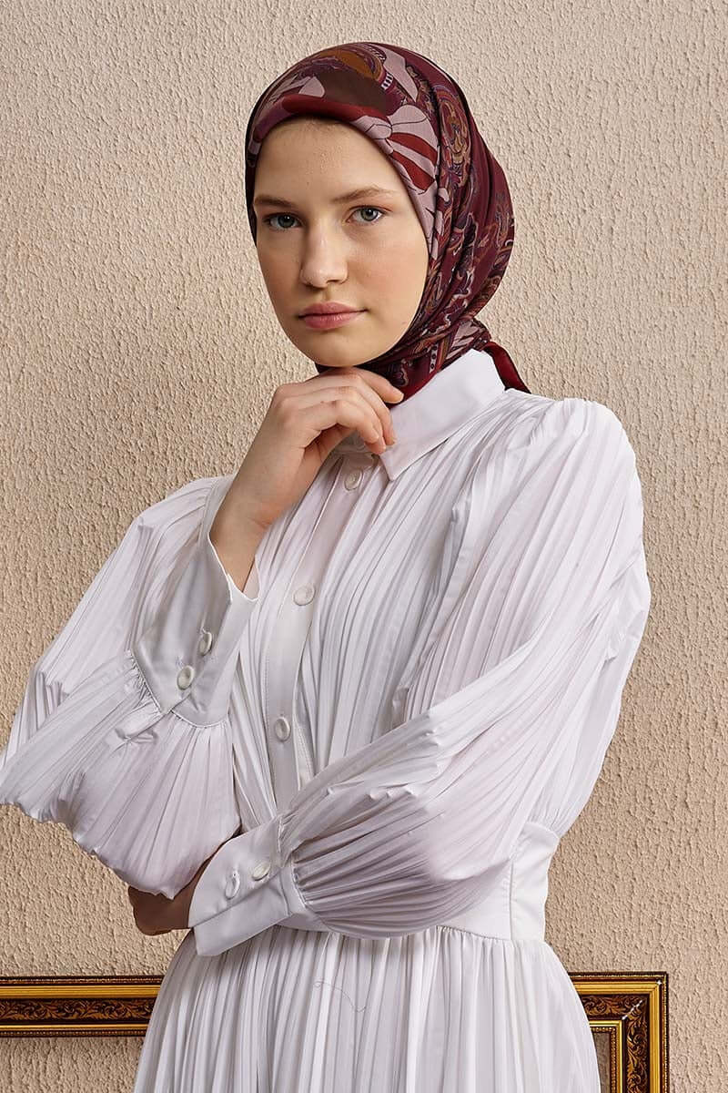 “Moda Nûda Vision Art Collection Flare ipek eşarp – bordo zemin üzerinde floral ve paisley desenli kare tasarım”