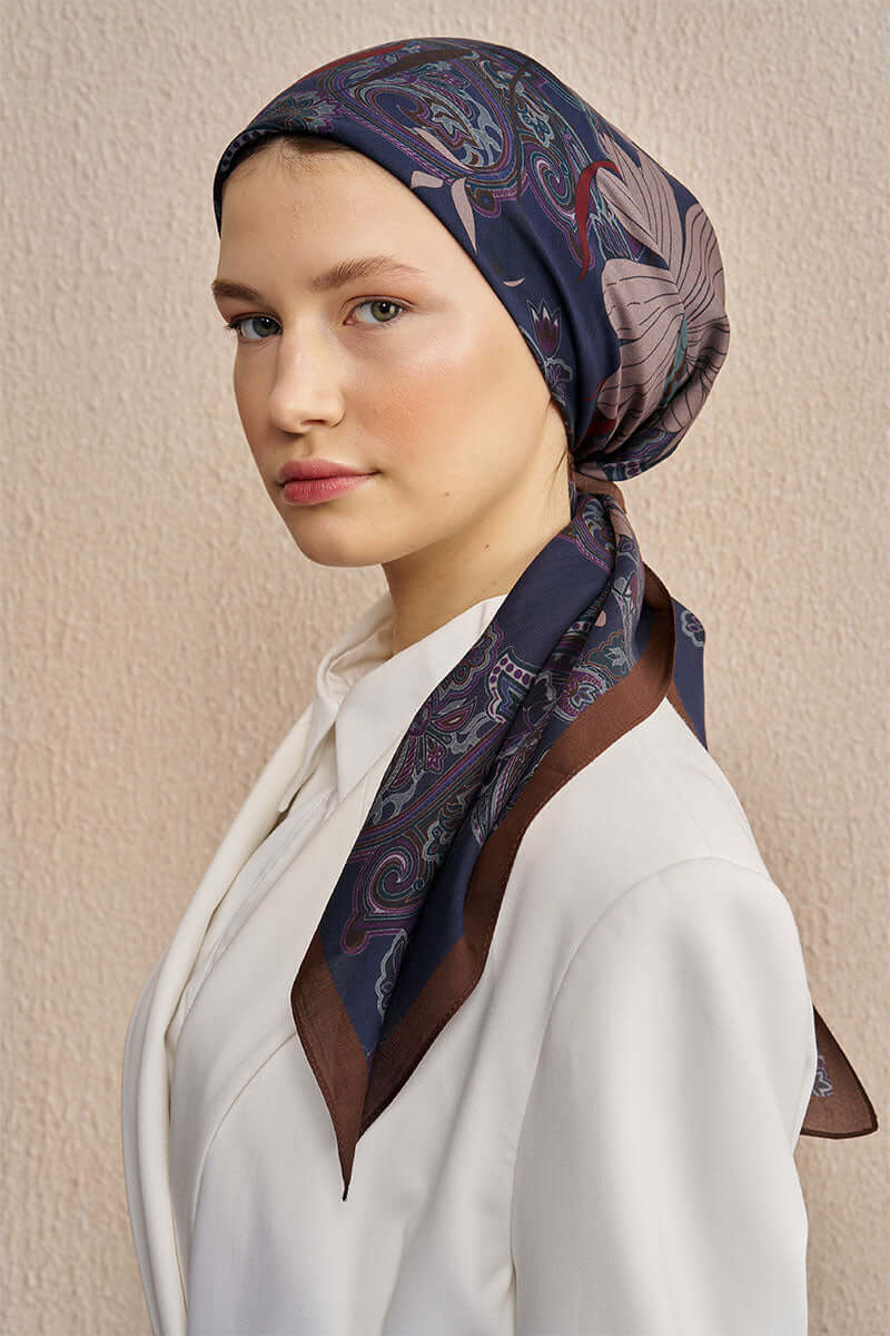 “Moda Nûda Vision Art Collection Flare ipek eşarp – lacivert zemin üzerinde kahverengi floral ve paisley desenli kare tasarım”
