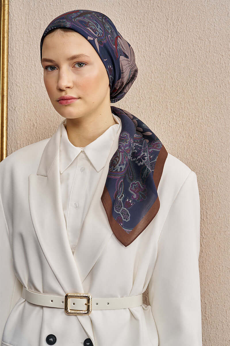 “Moda Nûda Vision Art Collection Flare ipek eşarp – lacivert zemin üzerinde kahverengi floral ve paisley desenli kare tasarım”