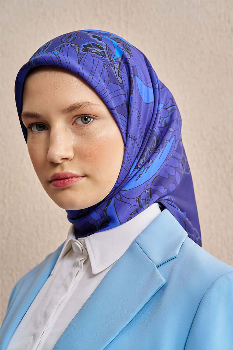 “Moda Nûda Vision Art Collection Flare ipek eşarp – mor zemin üzerinde floral ve paisley desenli kare tasarım”