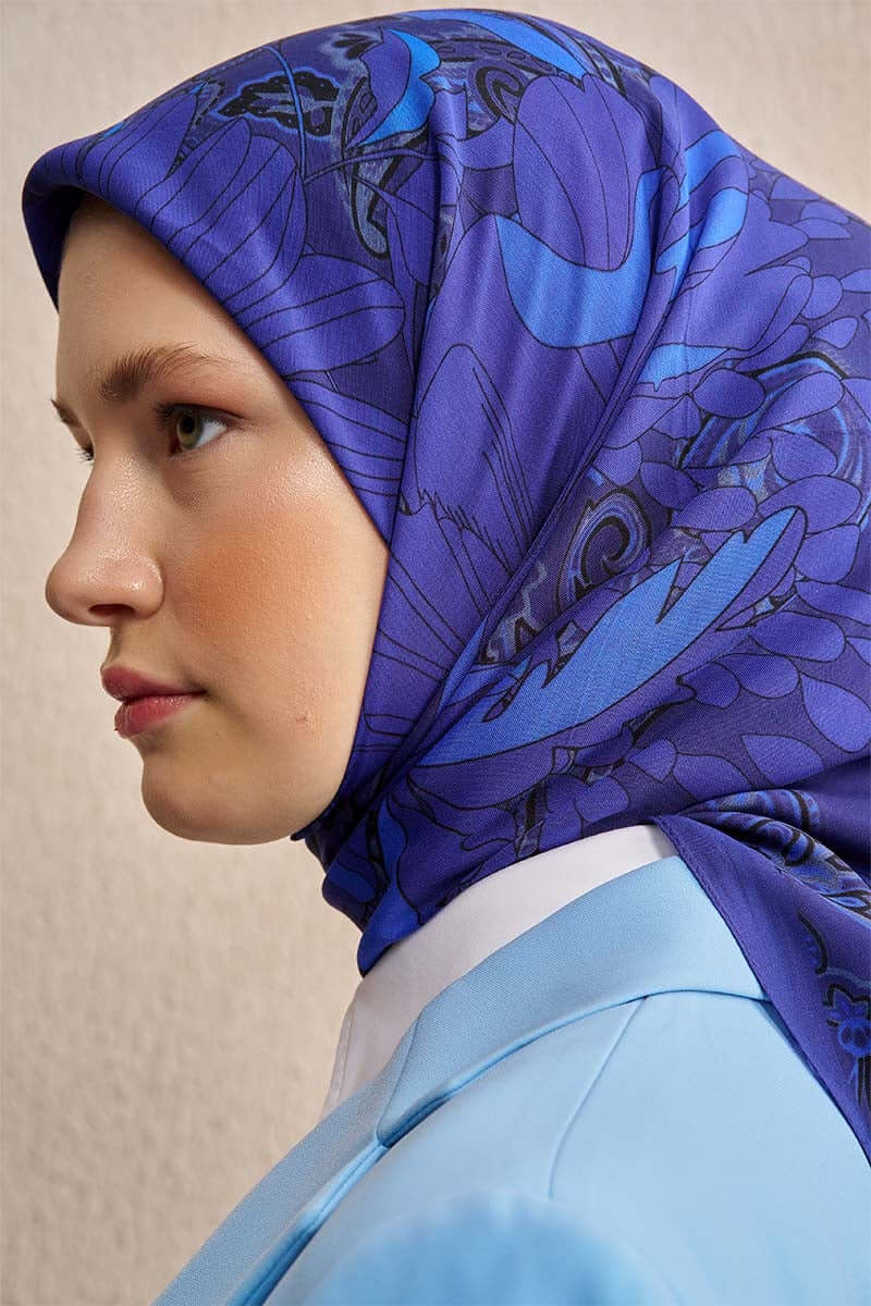 “Moda Nûda Vision Art Collection Flare ipek eşarp – mor zemin üzerinde floral ve paisley desenli kare tasarım”