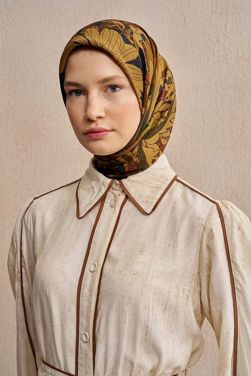 “Moda Nûda Vision Art Collection Flare ipek eşarp – yağ yeşili tonlarında çiçekli ve paisley desenli kare tasarım”