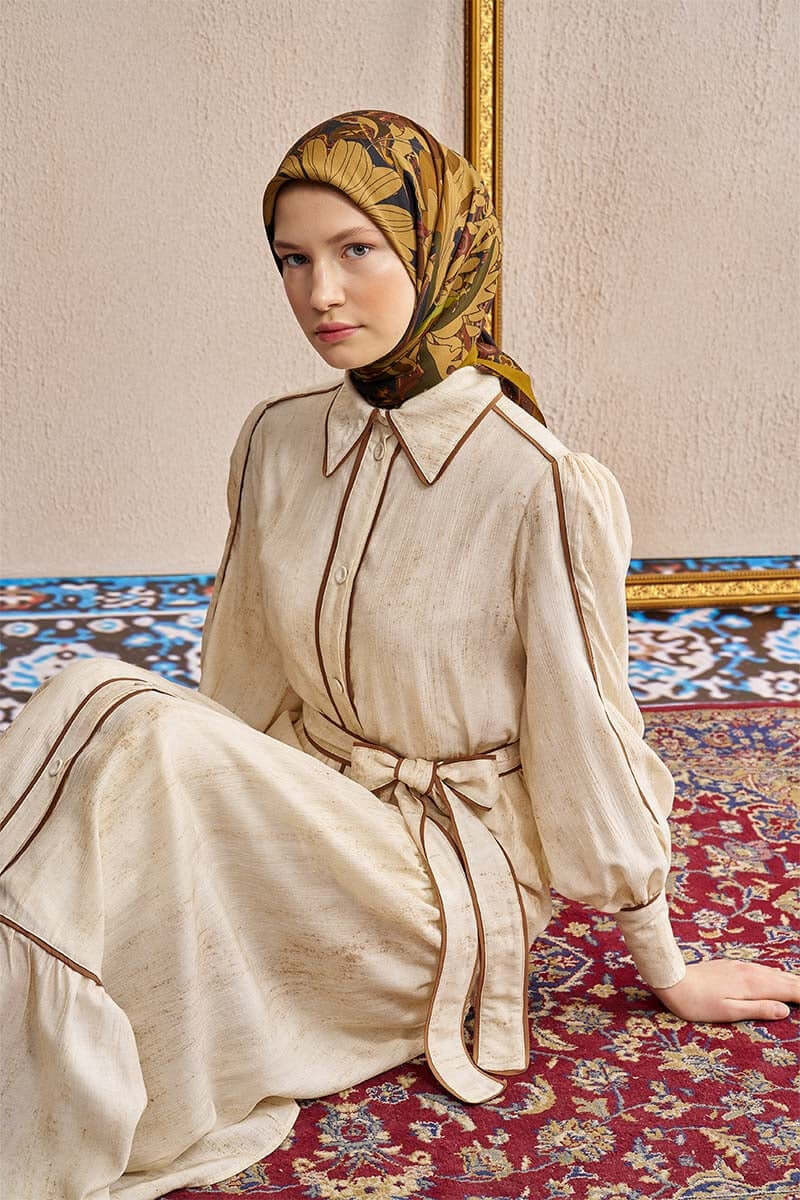 “Moda Nûda Vision Art Collection Flare ipek eşarp – yağ yeşili tonlarında çiçekli ve paisley desenli kare tasarım”