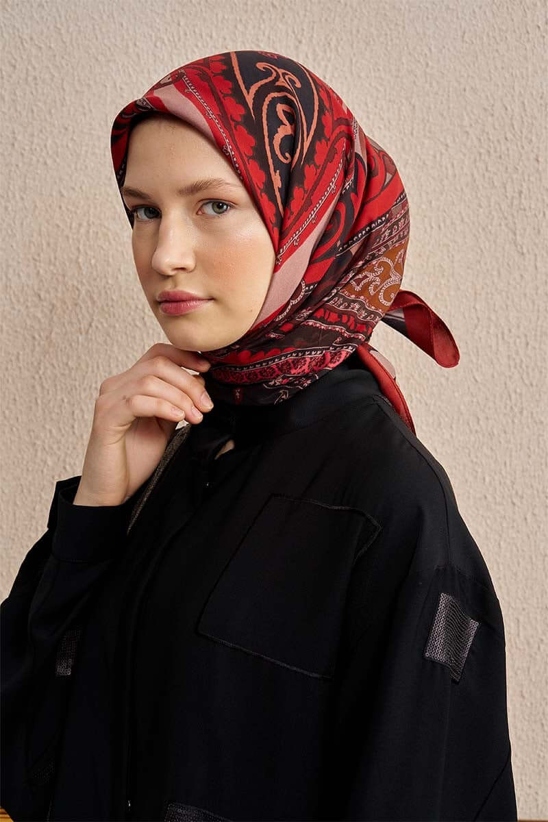 “Moda Nûda Vision Art Collection Lacrina desenli ipek eşarp – bordo renkli etnik motifli tasarım”