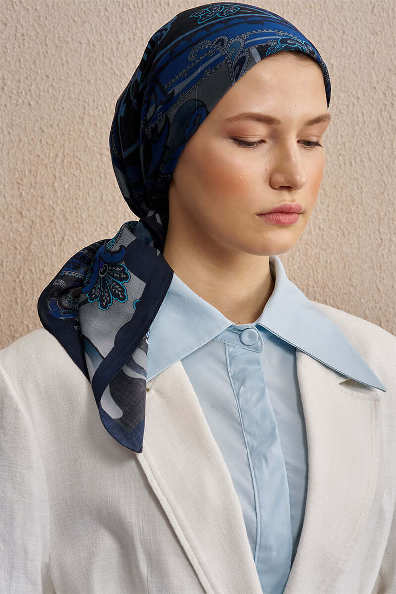 “Moda Nûda Vision Art Collection Lacrina desenli ipek eşarp – lacivert renkli etnik motifli tasarım”