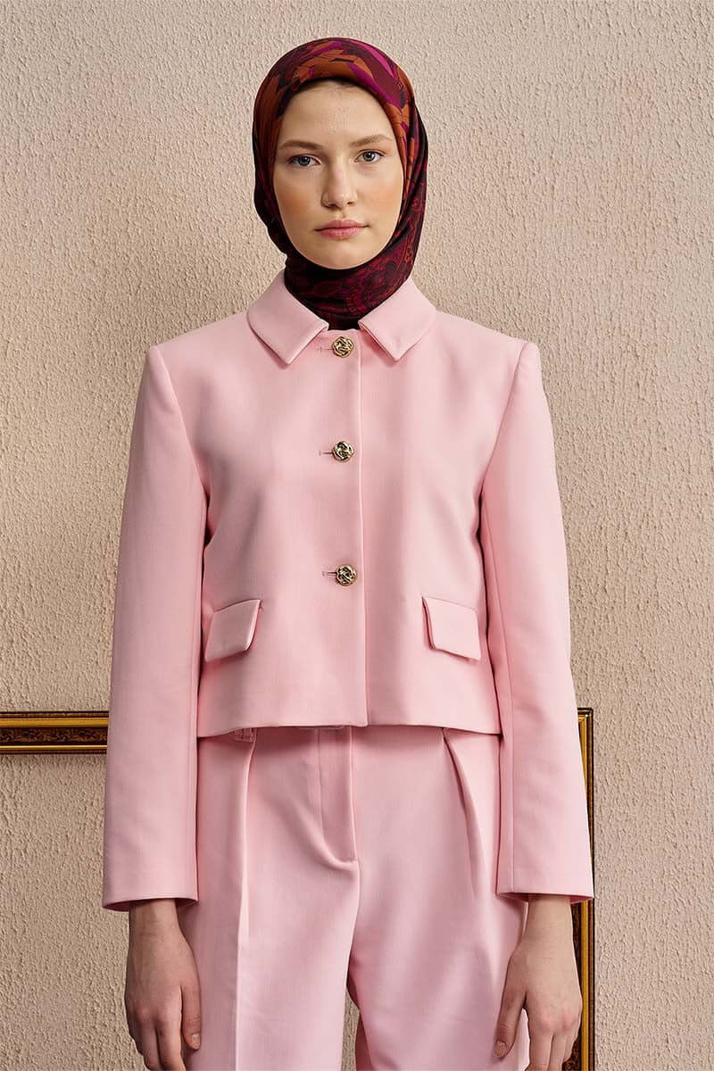 “Moda Nûda Vision Art Collection Flare eşarp – pembe bordürlü, bordo zemin üzerine turuncu çiçekli ve paisley desenli şık ipek eşarp tasarımı”