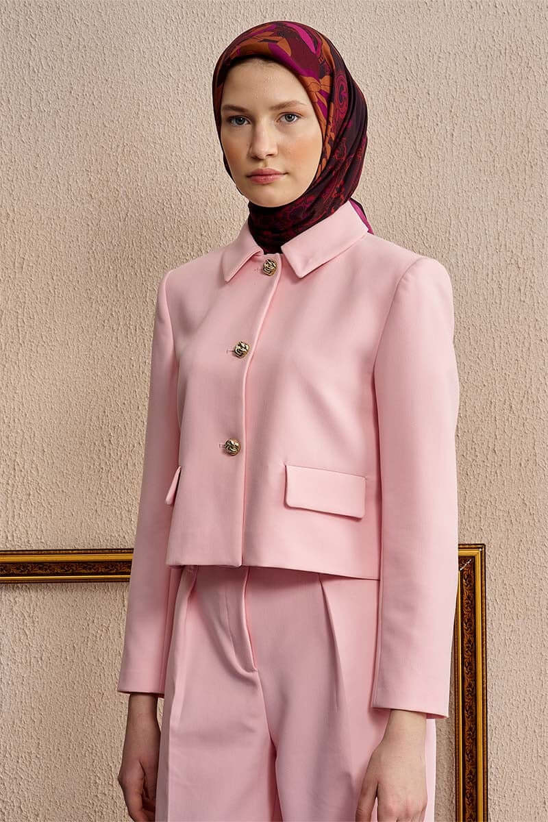 “Moda Nûda Vision Art Collection Flare eşarp – pembe bordürlü, bordo zemin üzerine turuncu çiçekli ve paisley desenli şık ipek eşarp tasarımı”