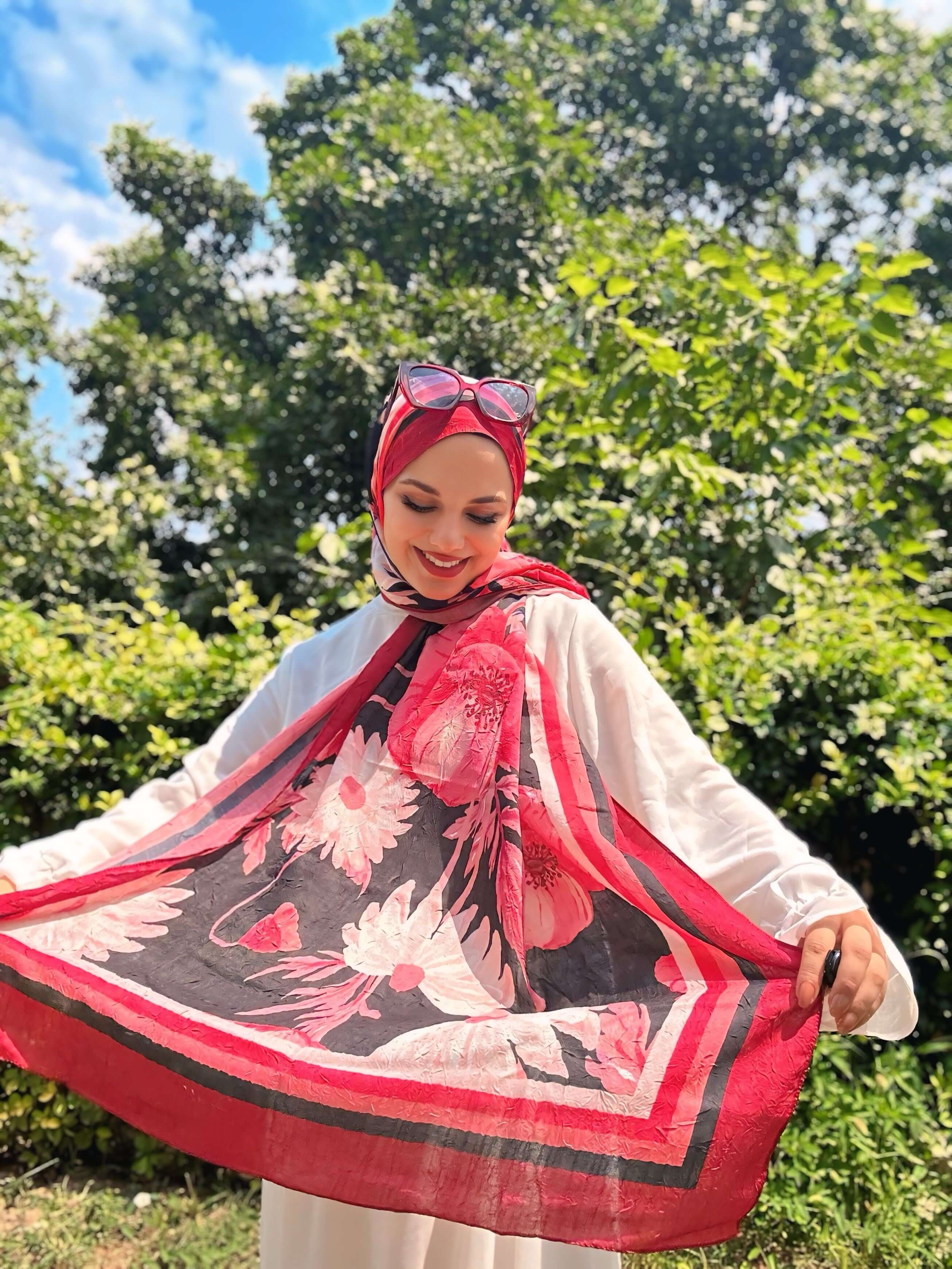 Kırmızı tonlarında yumuşak dokulu Margarit Desen Bambu Şal detaylı görünüm