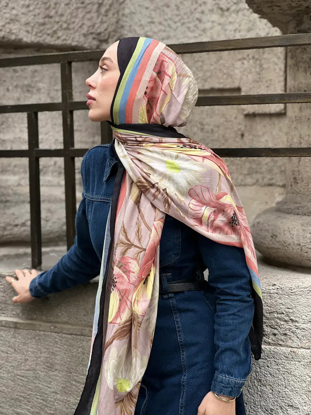 Siyah mavi margarit desen bambu şal, modern zarafetiyle sofistike bir şıklık sunar.