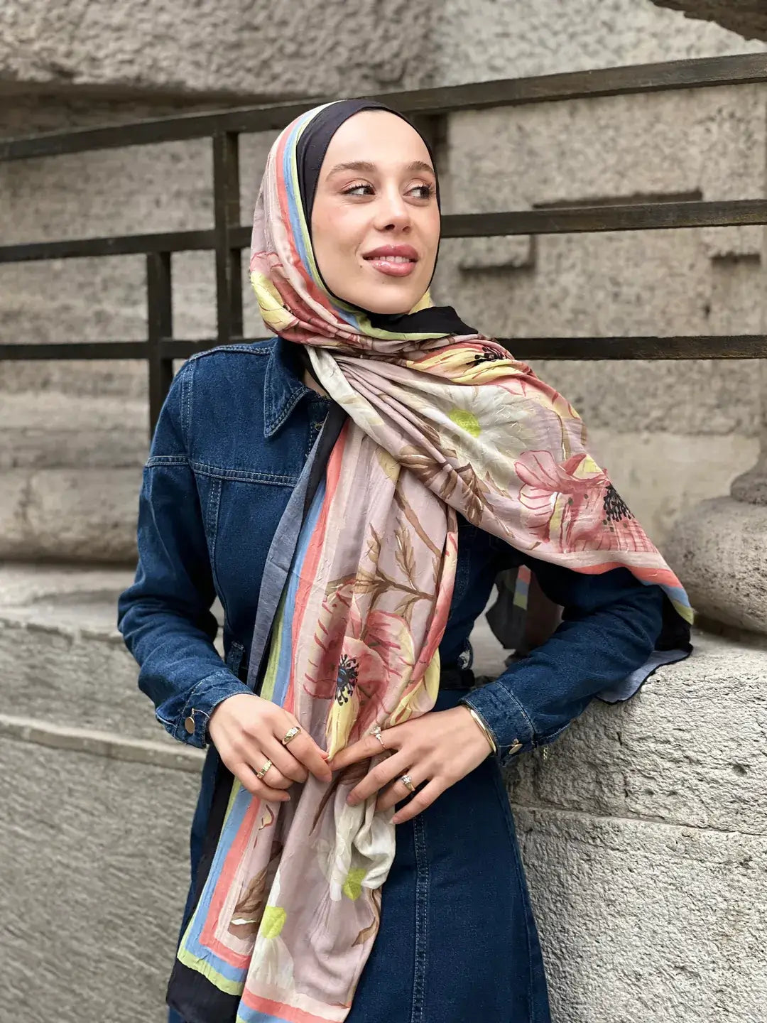 Margarit desenli siyah mavi bambu şal, günlük kombinlere modern ve zarif bir hava katar.