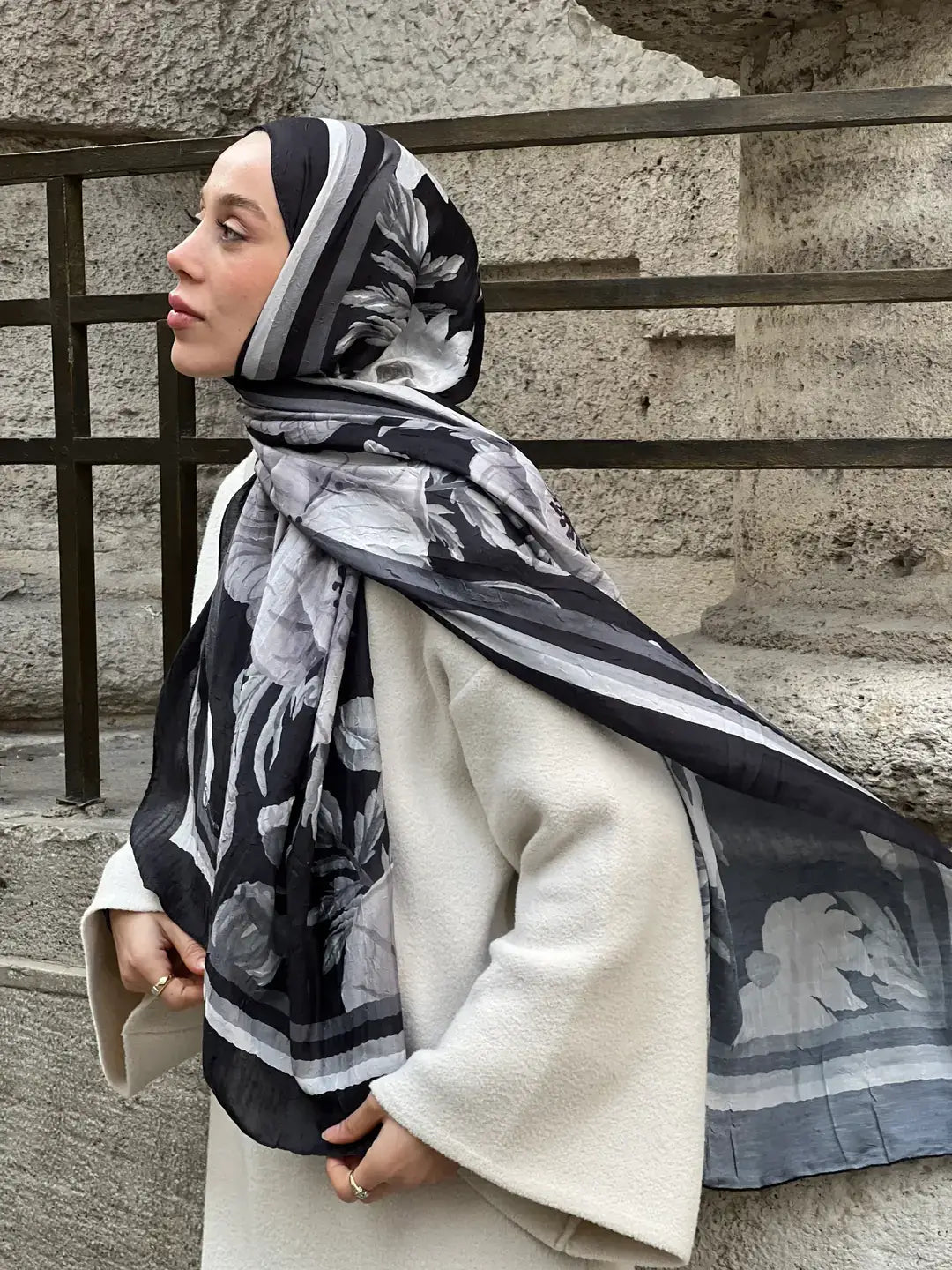 Margarit desenli siyah beyaz bambu şal, günlük kombinlere sofistike ve modern bir hava katar.
