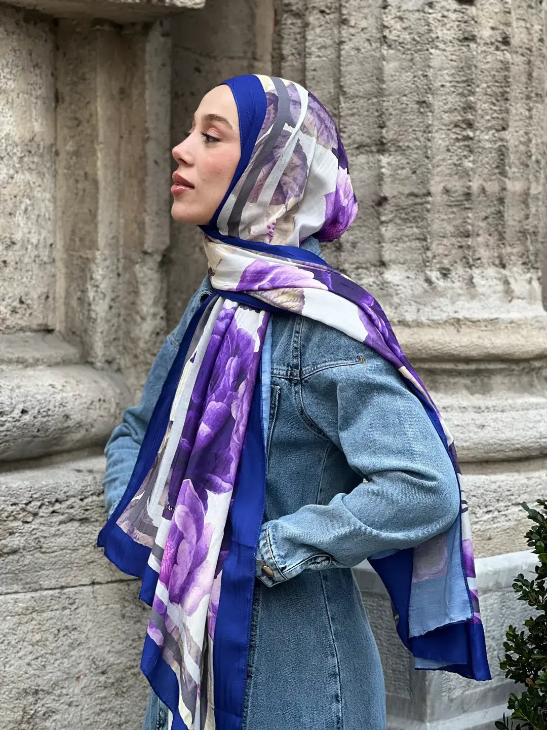Gül desenli indigo bambu şal, günlük kombinlere romantik bir dokunuş katar.