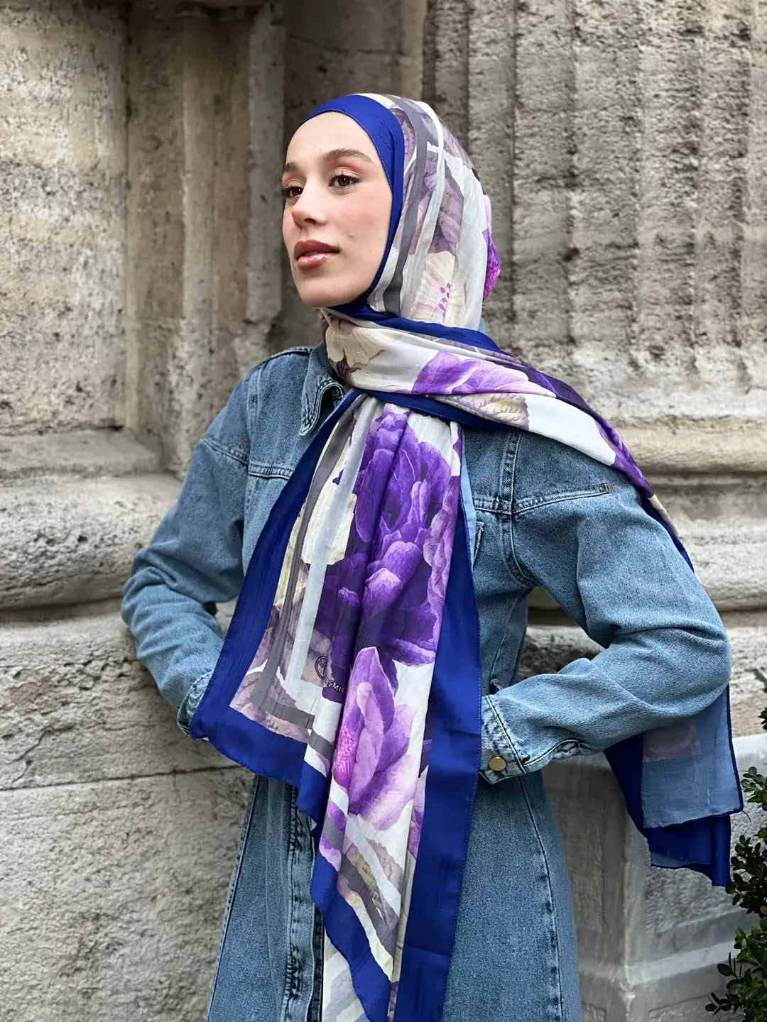Romantik ve zarif stiliyle indigo gül desen bambu şal, modern tarzın tamamlayıcısıdır.