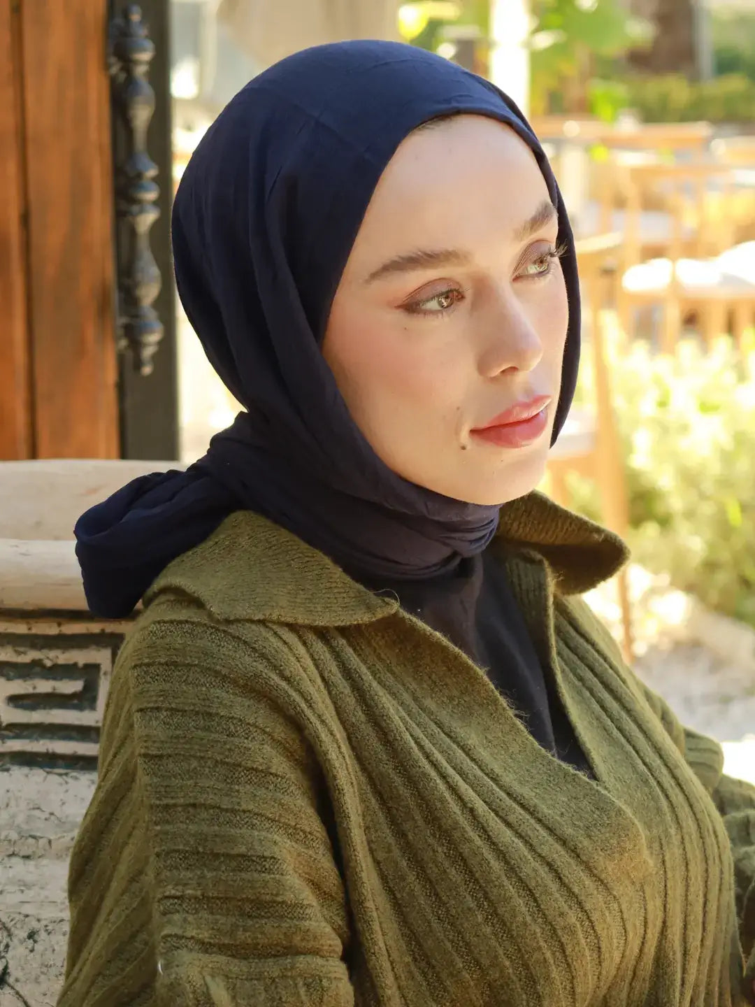Lacivert modal kraş şal, zamansız rengi ve hafif dokusuyla sofistike bir şıklık sunar.