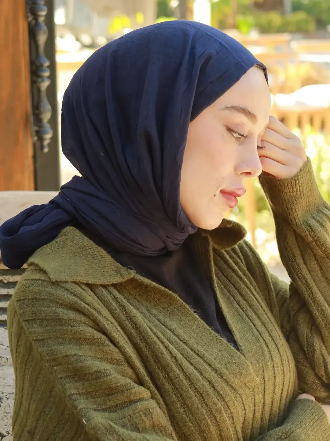 Zamansız şıklığıyla lacivert modal kraş şal, günlük kombinlere modern bir hava katar.