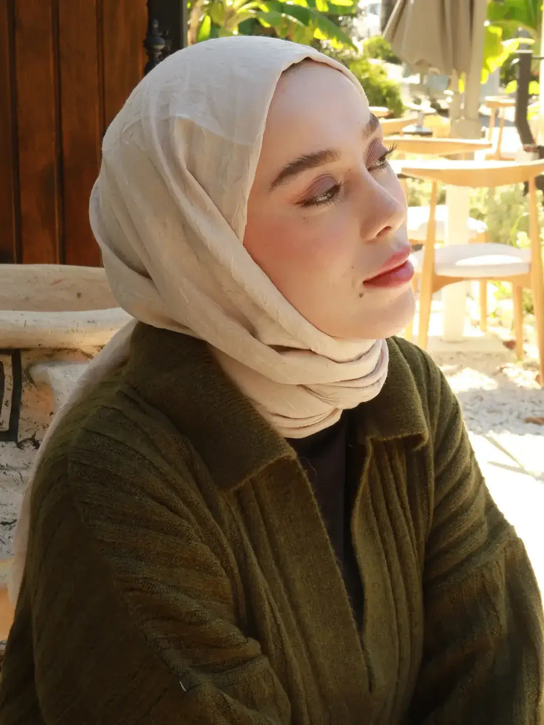 İğde rengi modal kraş şal, sıcak tonları ve hafif dokusuyla doğal bir şıklık sunar.