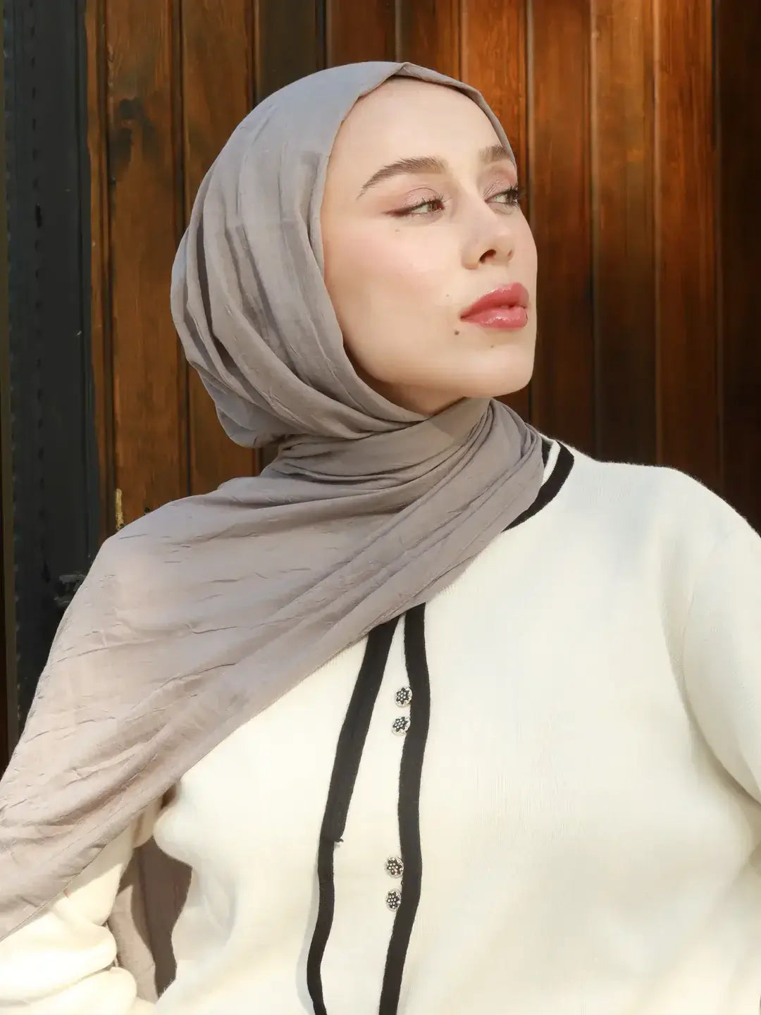Yumuşak ve hafif yapısıyla duman modal kraş şal, modern tarzı tamamlayan şık bir seçimdir.