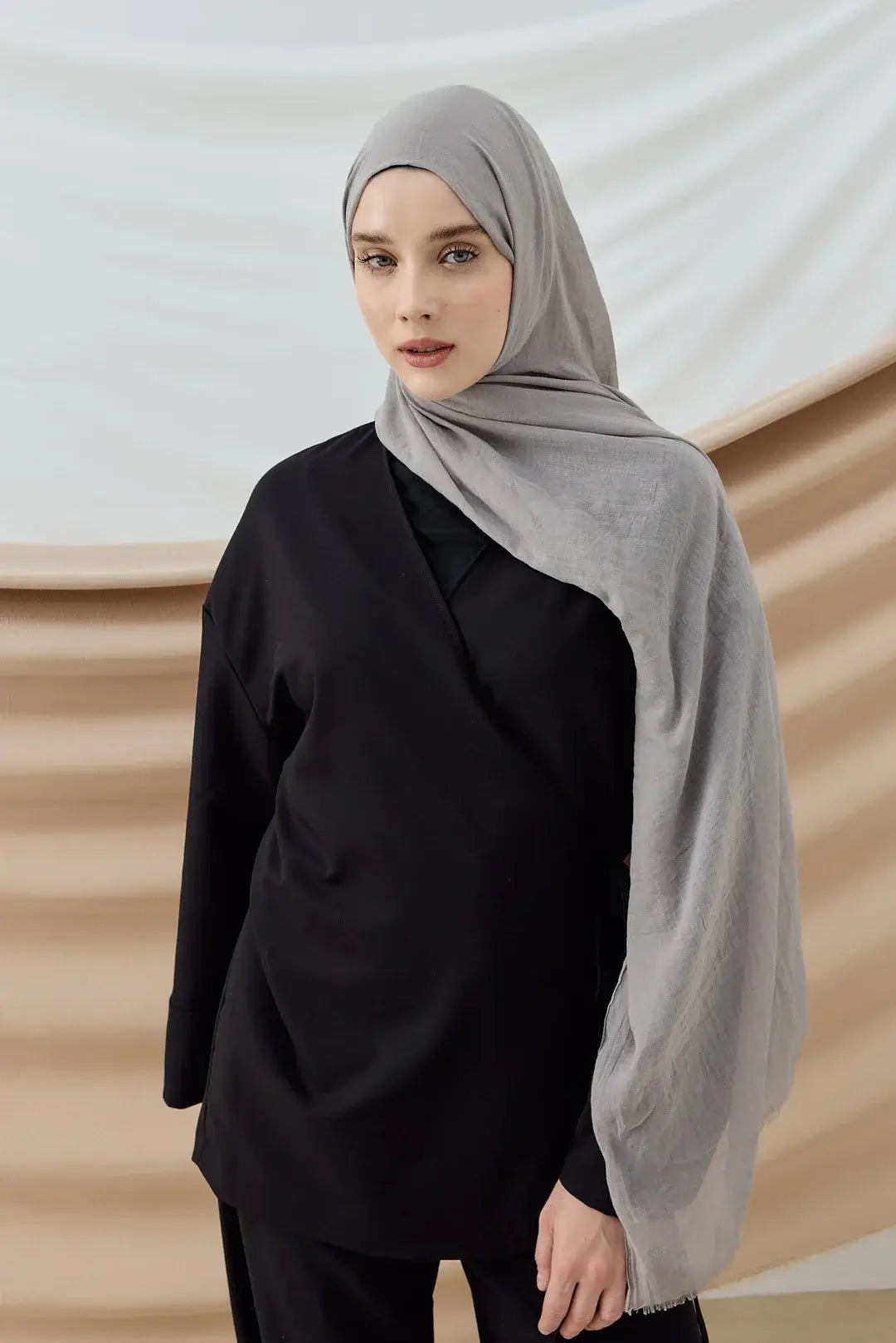 Sade ve şık görünümler için gri Aya serisi şal, modern tarzın zamansız tamamlayıcısıdır.