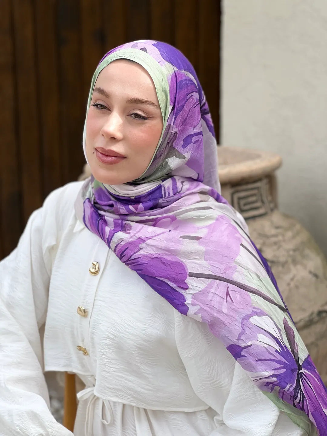 Hafif dokusuyla öne çıkan su yeşili rapsodi bambu şal, modern stilin zarif tamamlayıcısıdır.