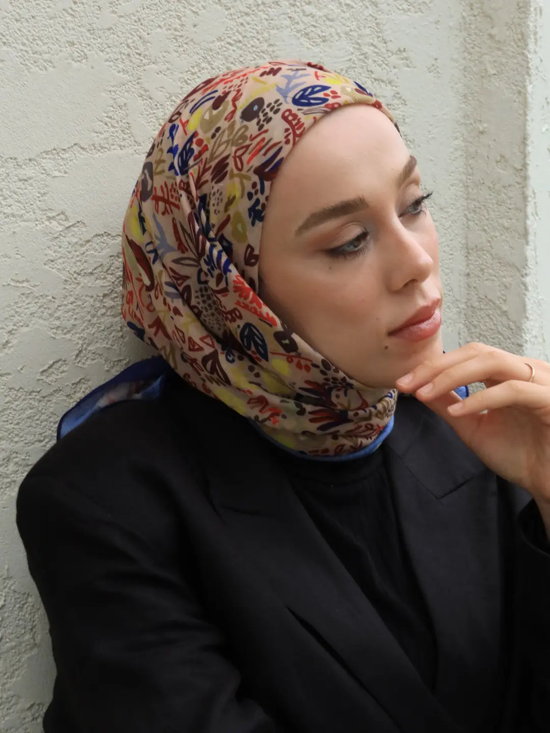 Modern flora desenli morcivert vizon bambu eşarp, günlük kombinlere doğal ve şık bir hava katar.