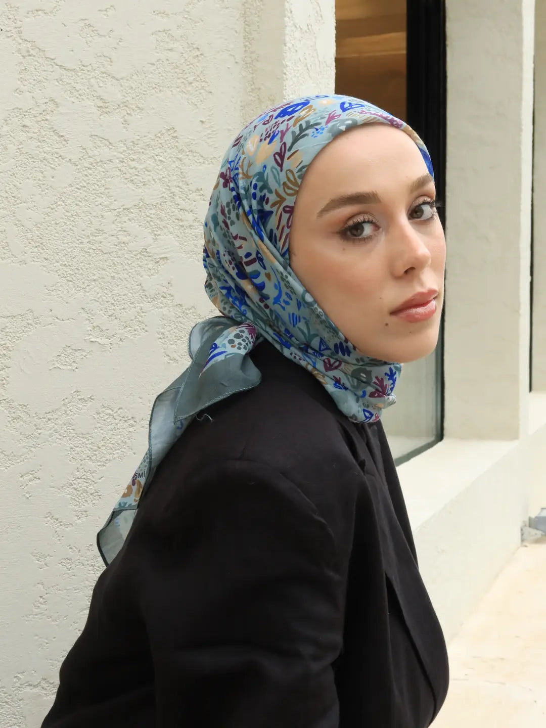 Duman gri modern flora desen bambu eşarp, sofistike tonlarıyla zarif bir şıklık sunar.