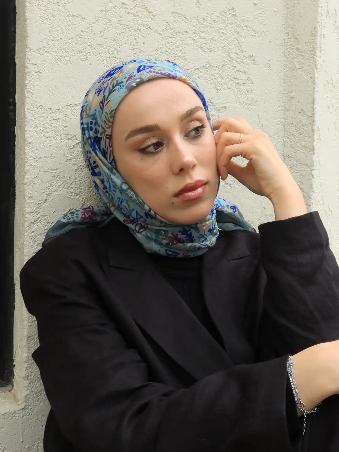 Modern flora desenli duman gri bambu eşarp, günlük kombinlere doğal ve modern bir hava katar.